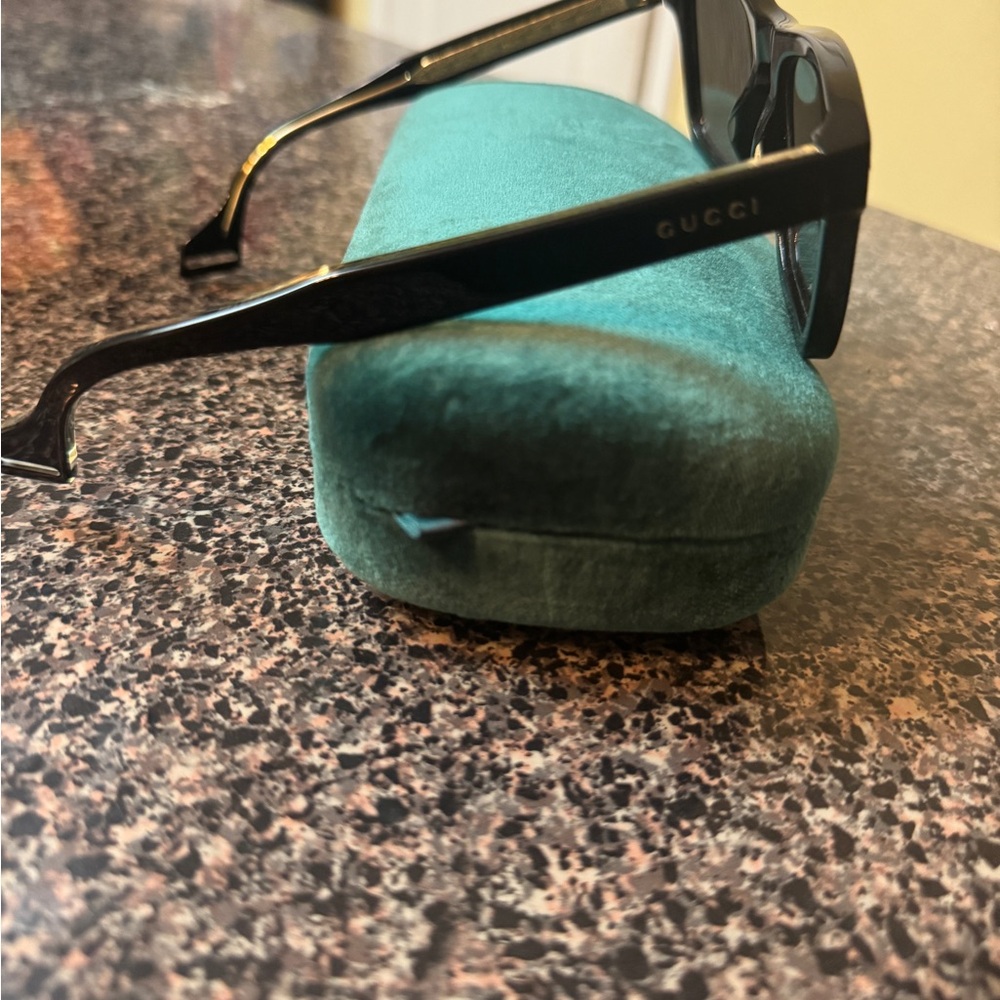 Women’s Black GUCCI Sunglasses with Teal GUCCI Case - Picture 2 of 5